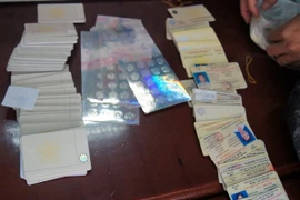 Giấy phép lái xe giả. (Ảnh: Dương Chí Tưởng/TTXVN)