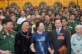 Phó Chủ tịch nước Nguyễn Thị Doan với các đại biểu. (Ảnh: Trọng Đức/TTXVN)