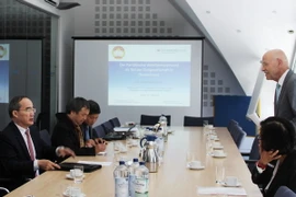 Chủ tịch Tổng hội Bình đẳng liên bang Đức Rolf Rosenbrock thuyết trình tại buổi làm việc với đoàn đại biểu cấp cao Mặt trận Tổ quốc Việt Nam.