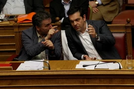 Thủ tướng Hy Lạp Alexis Tsipras (phải) và Bộ trưởng Tài chính Euclid Tsakalotos tại phiên họp Quốc hội ở thủ đô Athens. (Nguồn: THX/TTXVN)