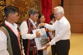 Phó Chủ tịch Quốc hội Uông Chu Lưu tặng quà cho các đại biểu. (Ảnh: Phương Hoa/TTXVN)