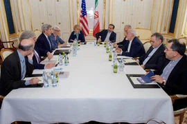 Quang cảnh cuộc họp giữa Ngoại trưởng Mỹ John Kerry (thứ 3, trái) và Ngoại trưởng Iran Mohammad Javad Zarif (thứ 3, phải) tại Vienna. (Nguồn: AFP/TTXVN)