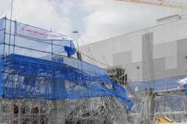 Hiện trường vụ sập giàn giáo tại công trình xây dựng Mapletree Business Centre. (Ảnh: Mạnh Linh/TTXVN)