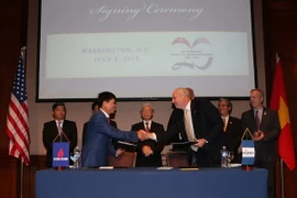  Đại diện Tập đoàn Dầu khí Việt Nam và Tập đoàn Murphy Oil ký Thỏa thuận hợp tác dầu khí nhằm phát triển kinh doanh tại Việt Nam, Hoa Kỳ và các nước thứ ba. (Ảnh: Trí Dũng/TTXVN)