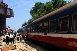 Tàu hỏa SE4 bị trật đường ray tại huyện Đức Phổ. (Ảnh: Sỹ Thắng/TTXVN)