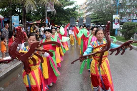Các nghệ sỹ, diễn viên, nghệ nhân tham gia diễu hành đường phố. (Ảnh: Thanh Tùng/TTXVN)