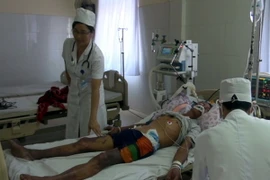 Bệnh nhân Chảo Văn Sú đang rất nguy kịch tại Bệnh viện đa khoa huyện Tân Uyên. (Ảnh: Nguyễn Công Hải/TTXVN)