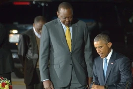 Tổng thống Kenya Uhuru Kenyatta (trái) đón Tổng thống Mỹ Barack Obama tại sân bay quốc tế Kenyatta ở Nairobi. (Nguồn: AFP/TTXVN)