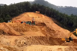 Sản lượng thi công Dự án Cao tốc Bắc-Nam giai đoạn 2021-2025 vẫn đang chậm tiến độ so kế hoạch đề ra bởi nguyên nhân chủ yếu do thiếu nguồn vật liệu cát và đất đắp. (Ảnh: Việt Hùng/Vietnam+)