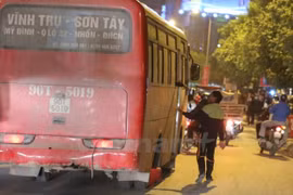 Tình trạng xe dù, xe cóc vẫn tiếp tục tái diễn ở dọc các tuyến đường qua khu vực bến xe Hà Nội. (Ảnh: Minh Sơn/Vietnam+)