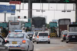 Phương tiện lưu thông qua trạm thu phí không dừng. (Ảnh: Việt Hùng/Vietnam+)