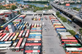 Phương tiện xe khách hoạt động tại Bến xe Nước Ngầm, thành phố Hà Nội. (Ảnh: PV/Vietnam+)