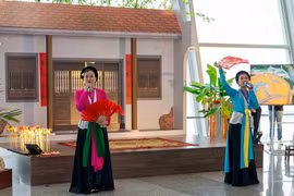 Các nghệ sỹ biểu diễn Chèo tại Nhà ga tầng 3, Cảng hàng không quốc tế Nội Bài. (Ảnh: PV/Vietnam+)