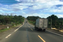 Phương tiện lưu thông trên một đoạn tuyến đường Hồ Chí Minh qua khu vực Tây Nguyên. (Ảnh: Việt Hùng/Vietnam+)