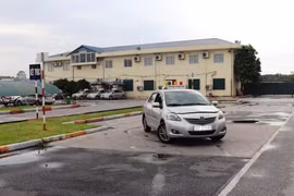 Học viên học lái xe trong sa hình tại một cơ sở đào tạo lái xe của Hà Nội. (Ảnh: Việt Hùng/Vietnam+)