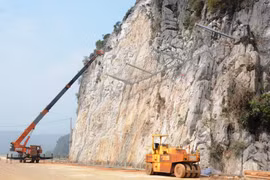 Chủ đầu tư thực hiện các biện pháp gia cố mái taluy núi đá nhằm tránh đá rơi tại đường gom Cao tốc Mai Sơn-Quốc lộ 45. (Ảnh: Việt Hùng/Vietnam+)