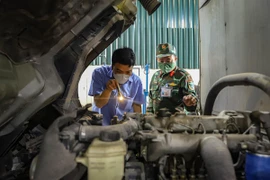 Nhân viên đăng kiểm thực hiện quy trình kiểm định xe cơ giới. (Ảnh: Hoài Nam/Vietnam+)