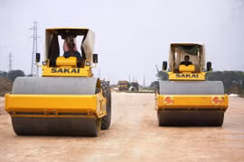Nhà thầu thi công Dự án đường bộ Cao tốc Diễn Châu-Bãi Vọt theo hình thức PPP. (Ảnh: Việt Hùng/Vietnam+)