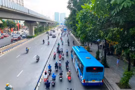 Xe buýt Hà Nội có sản lượng hành khách tăng trưởng mạnh so với năm 2021 nhưng vẫn chưa phục hồi hoàn toàn. (Ảnh: Việt Hùng/Vietnam+)