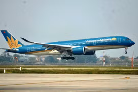 Máy bay của hãng hàng không Vietnam Airlines hạ cánh tại một sân bay. (Ảnh: CTV/Vietnam+)