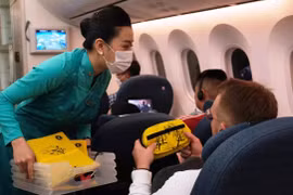 Những chiếc túi tái chế càng trở nên đặc biệt hơn khi được tạo ra từ đôi tay của những thợ thủ công khuyết tật đang làm việc tại doanh nghiệp xã hội Limloop. (Ảnh: CTV/Vietnam+)