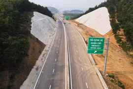 Phương tiện đã có thể lưu thông trên cao tốc đoạn Mai Sơn-Quốc lộ 45 đoạn nút giao Mai Sơn thuộc huyện Yên Mô, tỉnh Ninh Bình đến nút giao Gia Miêu tại Km295+460 thuộc huyện Hà Trung, tỉnh Thanh Hóa. (Ảnh: CTV/Vietnam+)