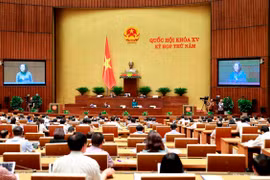 Quốc hội thảo luận ở hội trường về dự thảo Nghị quyết về việc lấy phiếu tín nhiệm, bỏ phiếu tín nhiệm đối với người giữ chức vụ do Quốc hội, Hội đồng nhân dân bầu hoặc phê chuẩn (sửa đổi). (Ảnh: Doãn Tấn/TTXVN)