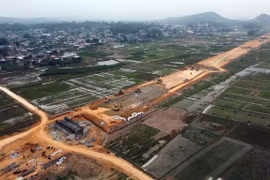 Nhà thầu thi công tại dự án cao tốc Diễn Châu-Bãi Vọt. (Ảnh: Huy Hùng/Vietnam+)