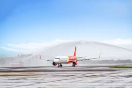 Máy bay Vietjet được chào đón với nghi thức vòi rồng tại sân bay Vân Đồn (Quảng Ninh). (Ảnh: CTV/Vietnam+)