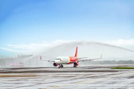 Máy bay Vietjet được chào đón với nghi thức vòi rồng tại sân bay Vân Đồn (Quảng Ninh). (Ảnh: CTV/Vietnam+)