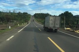 Phương tiện lưu thông trên một đoạn tuyến đường Hồ Chí Minh đưa vào khai thác. (Ảnh: Việt Hùng/Vietnam+)