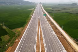 Xe ôtô được chạy cao tốc Phan Thiết-Dầu Giây tốc độ tối đa 120km/giờ. (Ảnh: CTV/Vietnam+)