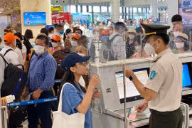 Hành khách làm thủ tục hàng không tại sân bay Nội Bài. (Ảnh: CTV/Vietnam+)