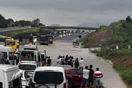 Cao tốc Phan Thiết-Dầu Giây đoạn đi qua địa phận tỉnh Bình Thuận bị ngập nước do mưa lớn vào ngày 29/7 vừa qua. (Nguồn: Otofun)