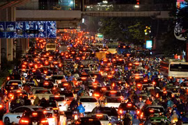 Thành phố Hà Nội hiện vẫn còn nhiều điểm thường xuyên ùn tắc giao thông. (Ảnh: Minh Hiếu/Vietnam+)
