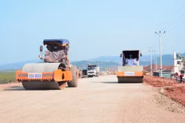 Nhà thầu thi công một đoạn tuyến Dự án Cao tốc Bắc-Nam giai đoạn 2021-202. (Ảnh: Việt Hùng/Vietnam+)