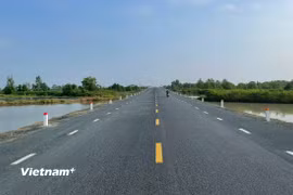 Tuyến đường Quốc lộ 1 đoạn qua tỉnh Cà Mau. (Ảnh: Việt Hùng/Vietnam+)