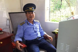 Anh Chu Văn Đại, nhân viên Cung cầu Cẩm Lý, Công ty Cổ phần Đường sắt Hà Lạng đã kịp nhảy xuống và bơi ra giữa dòng sông cứu nạn nhân bị ngã xuống Sông Lục Nam và đưa vào bờ an toàn. (Ảnh: CTV/Vietnam+)