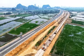 Công tác thi công móng, nền, đường gom và các hệ thống an toàn được triển khai gấp rút. (Ảnh: Tuấn Anh/TTXVN)