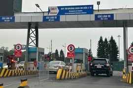Thu phí không dừng với xe ôtô ra vào sân bay giúp giảm thời gian và tắc nghẽn vào mỗi dịp cao điểm lễ, Tết. (Ảnh: Việt Hùng/Vietnam+)
