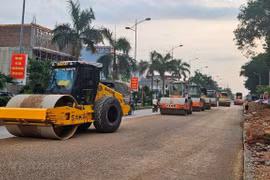 Nhà thầu thi công một dự án cải tạo, nâng cấp đường quốc lộ. (Ảnh: Việt Hùng/Vietnam)