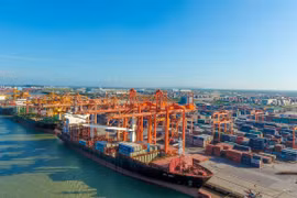 Xếp dỡ hàng hóa container tại một cảng biển Việt Nam. (Ảnh: PV/Vietnam+)