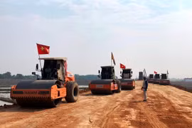 Nhà thầu thi công dự án cao tốc Quốc lộ 45-Nghi Sơn. (Ảnh: Việt Hùng/Vietnam+)