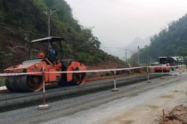 Nhà thầu thi công Dự án Kết nối giao thông các tỉnh miền núi phía Bắc. (Ảnh: CTV/Vietnam+)