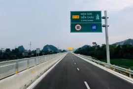Một biển báo đúng quy chuẩn trên tuyến cao tốc Nghi Sơn-Diễn Châu. (Ảnh: Việt Hùng/Vietnam+)
