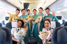 Chuyến bay đặc biệt ngày 8/3 với toàn bộ phi hành đoàn đều là nữ giới. (Ảnh: CTV/Vietnam+)