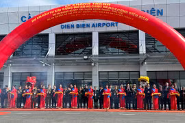 Thủ tướng Chính phủ Phạm Minh Chính cùng các đại biểu cắt băng khánh thành Dự án đầu tư mở rộng Cảng Hàng không Điện Biên. (Ảnh: Việt Hùng/Vietnam+)