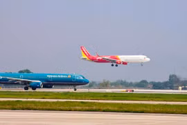 Giá vé máy bay tới các thành phố du lịch như Đà Nẵng, Phú Quốc, Nha Trang đang cao lên từng ngày do nhu cầu lớn và khả năng cung ứng có hạn. (Ảnh: CTV/Vietnam+) 