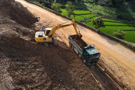 Nhà thầu thi công nâng cấp, cải tạo một dự án đường Quốc lộ. (Ảnh: Việt Hùng/Vietnam+)