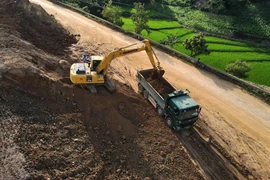 Nhà thầu thi công nâng cấp, cải tạo một dự án đường Quốc lộ. (Ảnh: Việt Hùng/Vietnam+)
